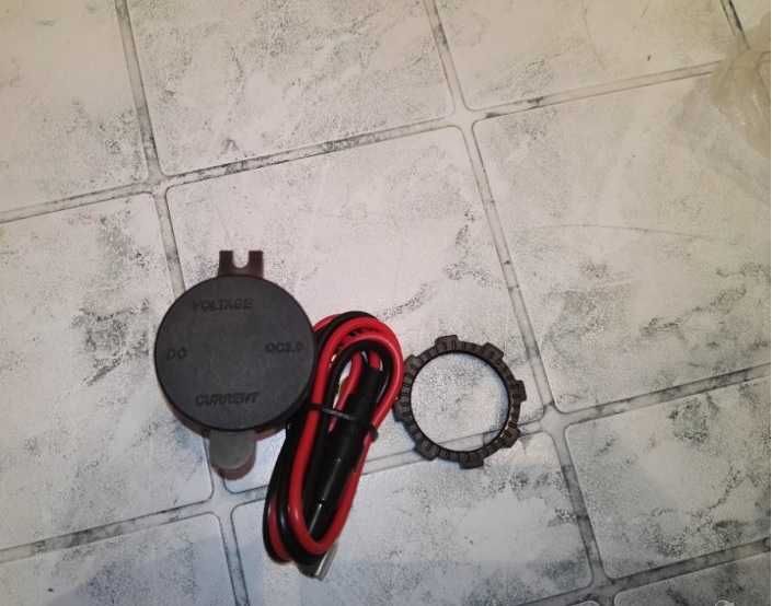 Дигитален волтметър с амперметър + USB, НОВ, зарядно за телефон