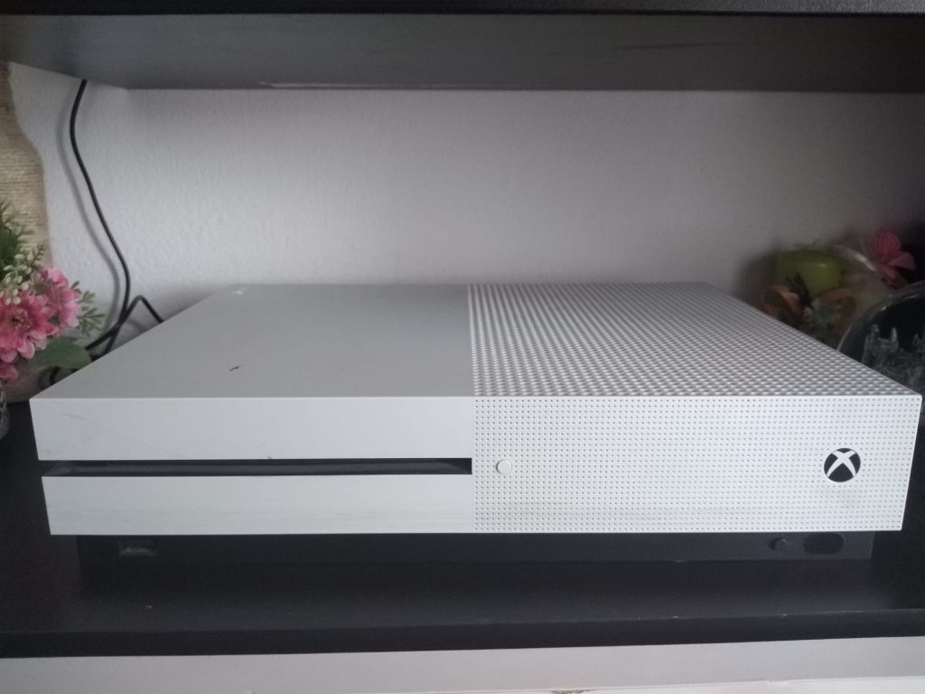 Vand sau dau la schimb Xbox one S alb