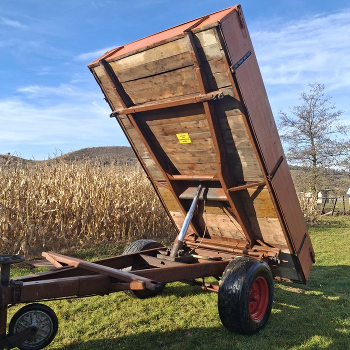 Remorcă basculabilă