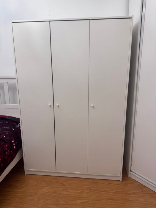 Продам шкаф, стеллаж и десткую кроватку