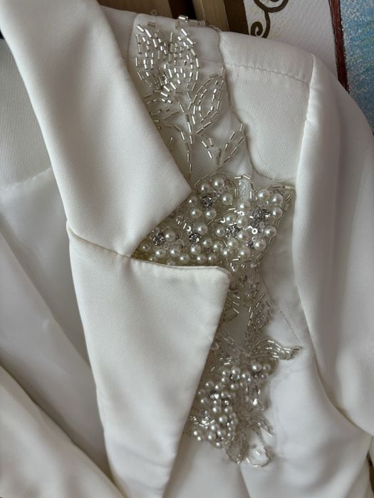 Дамски костюм в бяло с бродерия