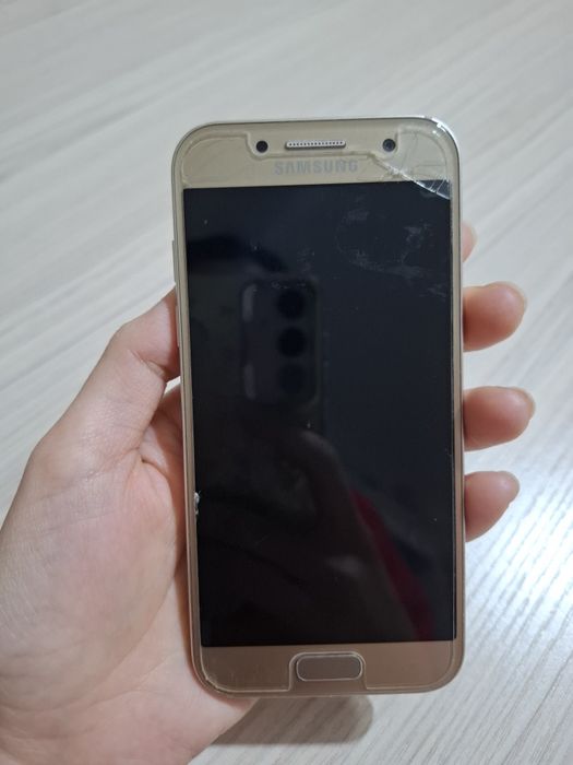 Samsung A3 телефон