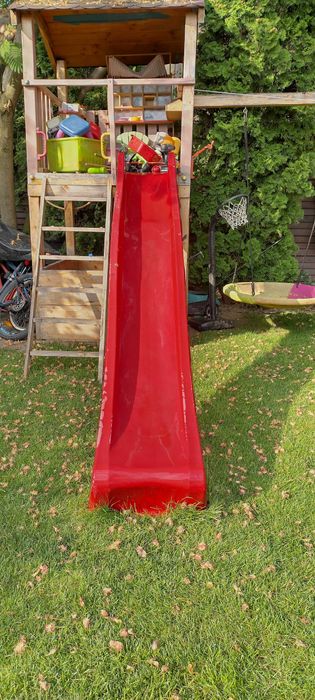 Loc de joaca cu loc de leagane