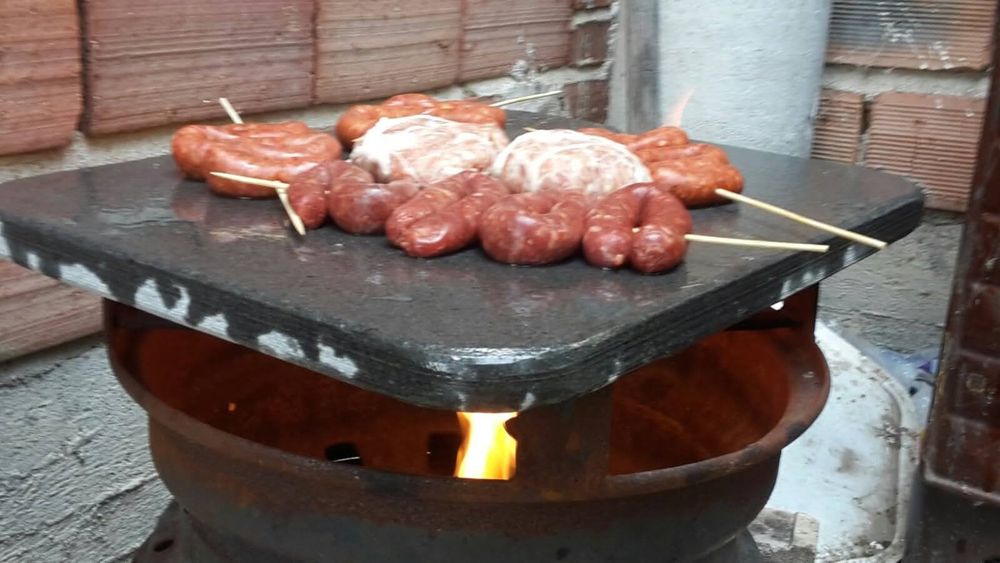 Барбекю от вулканичен камък. плоча