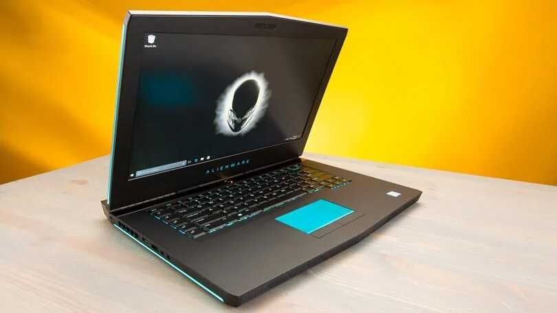 Laptop gaming Alienware cu procesor i7 si placa video de 8 gb