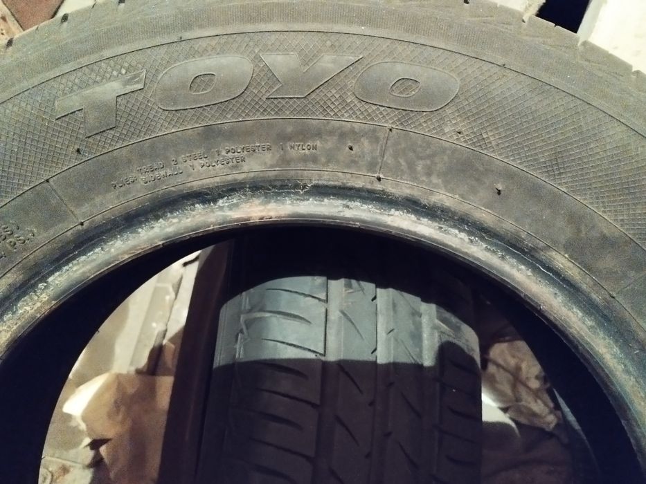 Продавам летни гуми.165/70 R13. С добър грайфер. Четири броя.
