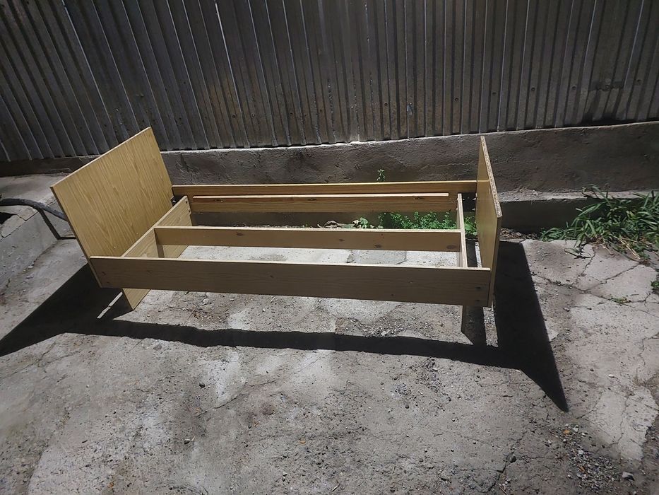 Кровать с матрасом