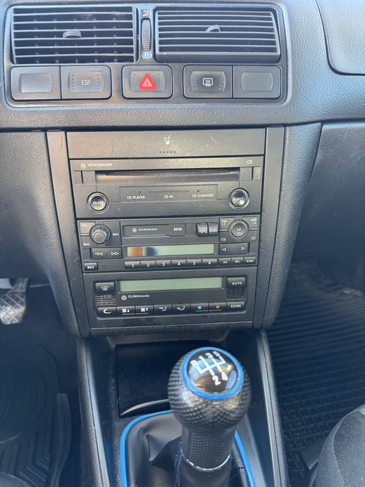 Vand Golf 4 . 1.6 Benzina