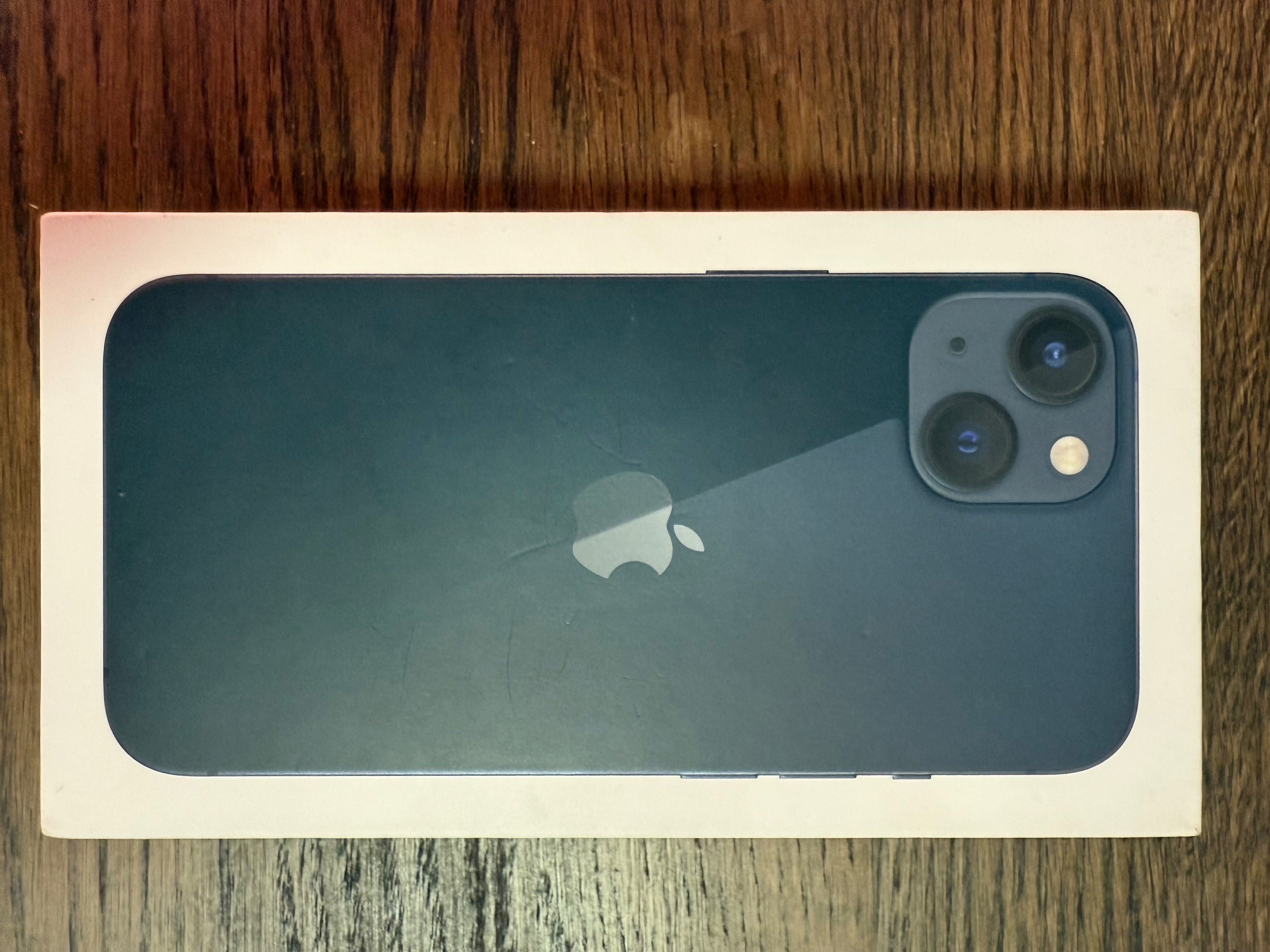 iPhone 13 В очень хорошем состоянии + чехлы от брендов. Батарея 89 %