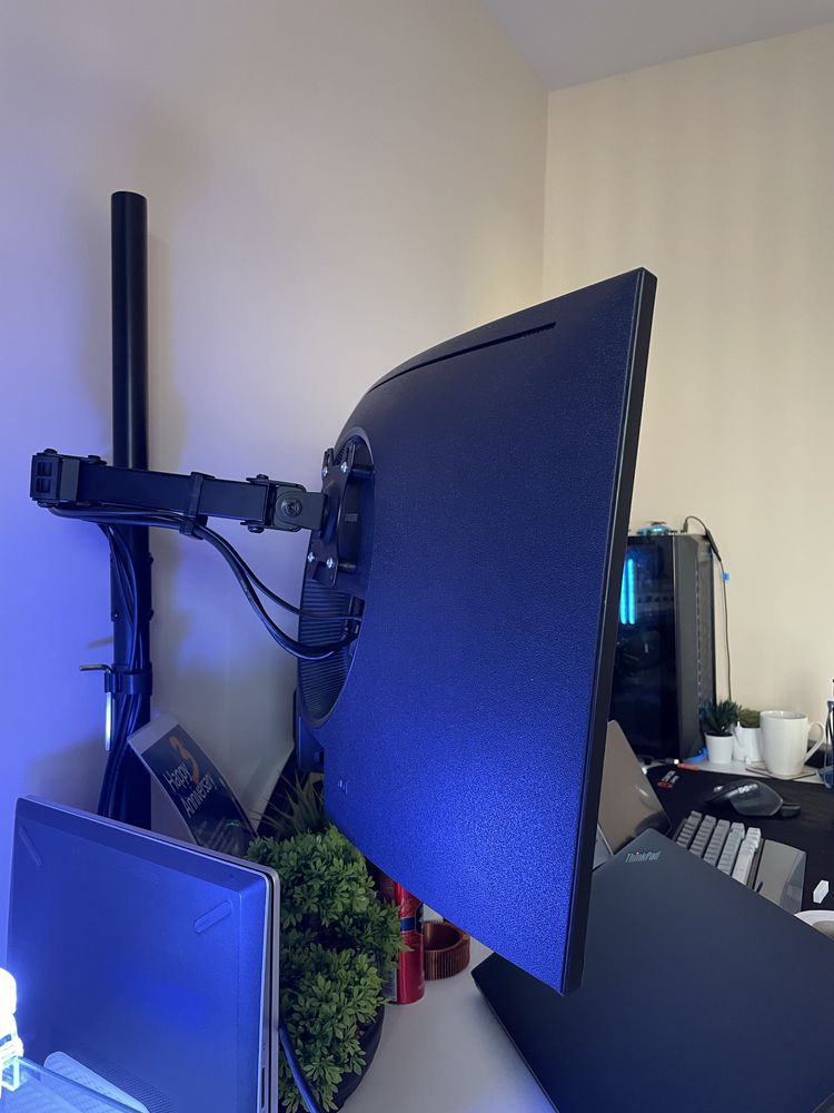СПЕШНО!Samsung Odyssey CRG5 27” – Извит 240Hz гейминг Монитор с G-SYNC