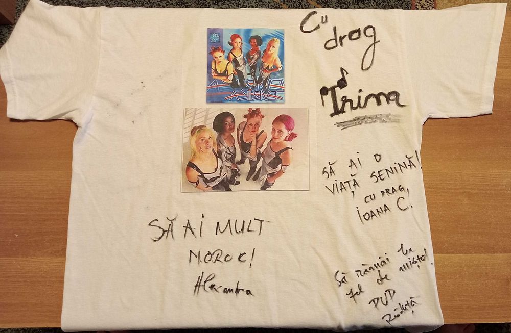 Vând tricou Gildan cu autografe