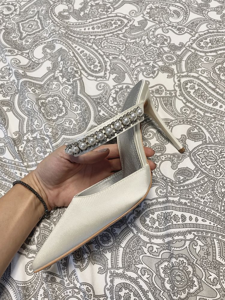 Pantofi mireasa, noi, nepurtati, masura 40, satin, ornati cu perle