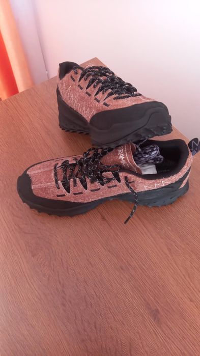 Adidas de drumeție Keen