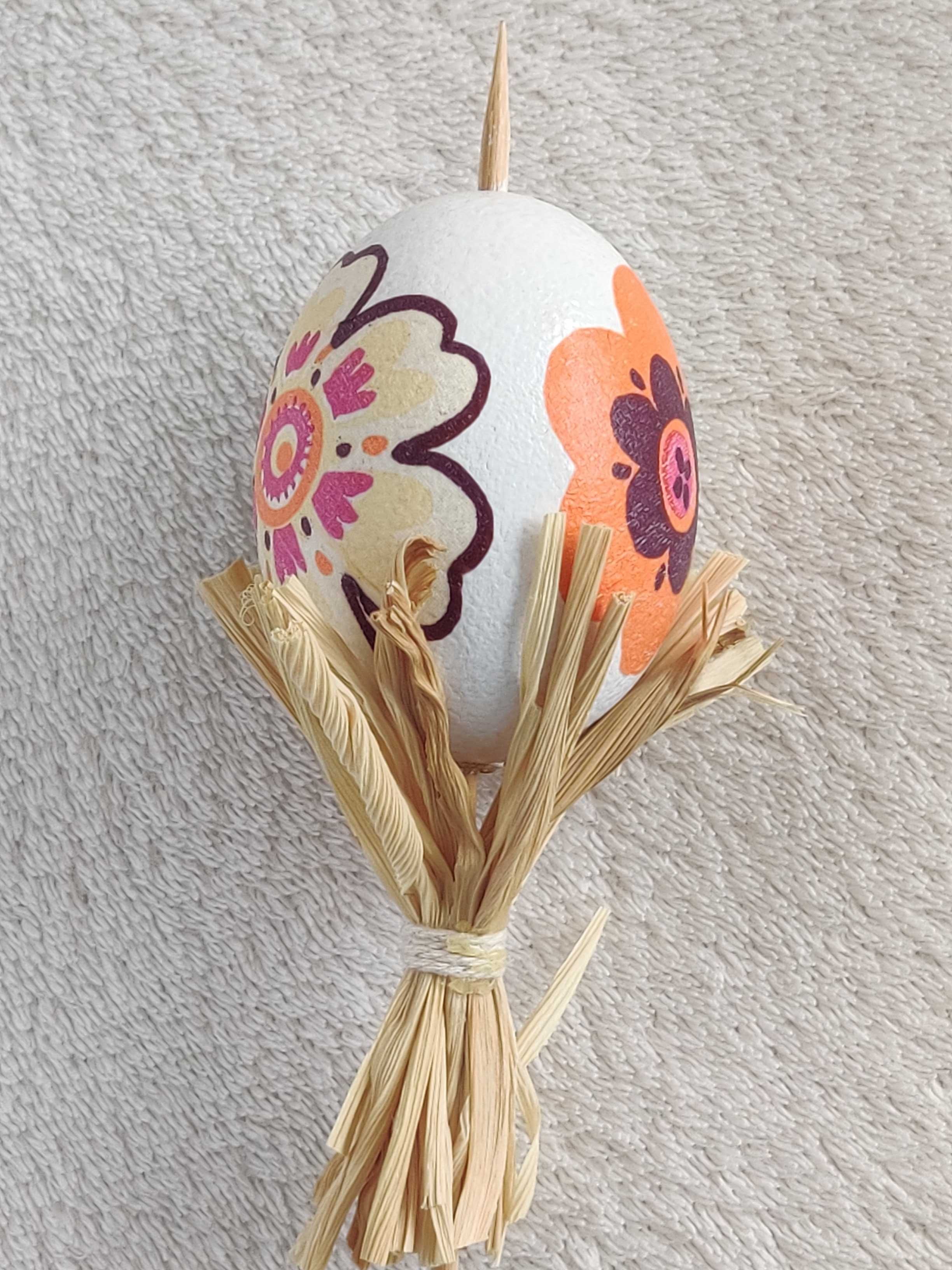 Декорирано истинско издухано яйце за Великден