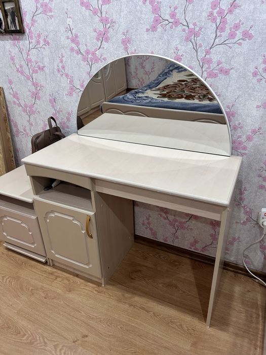 Продам срочно кровать со столиком !