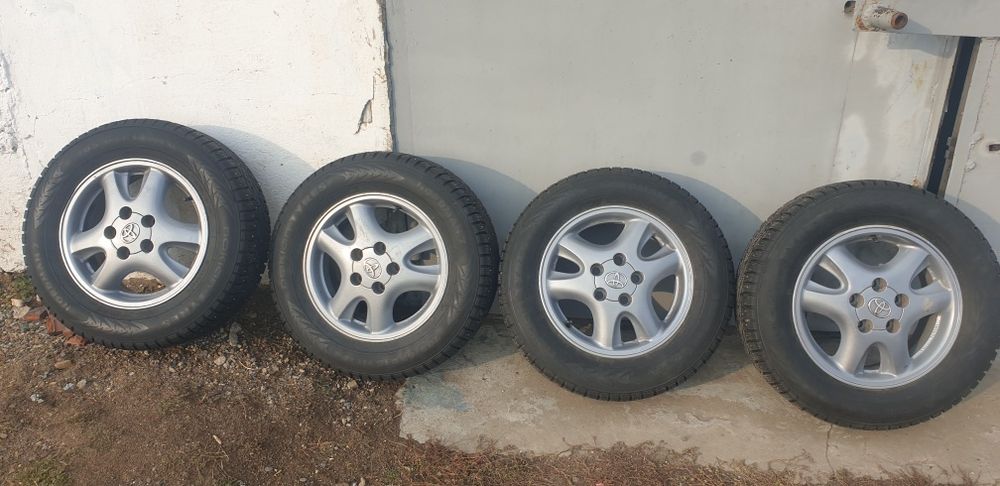 Продам комплект зимних покрышек с дисками б/у