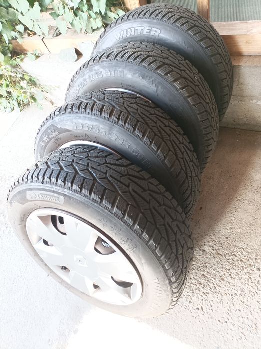 Vând anvelop de iarnă cu jante din oțel