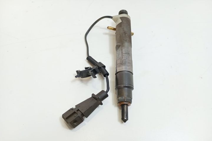 Injector  cu fir  028130203E Volkswagen VW Golf a 4-a generatie