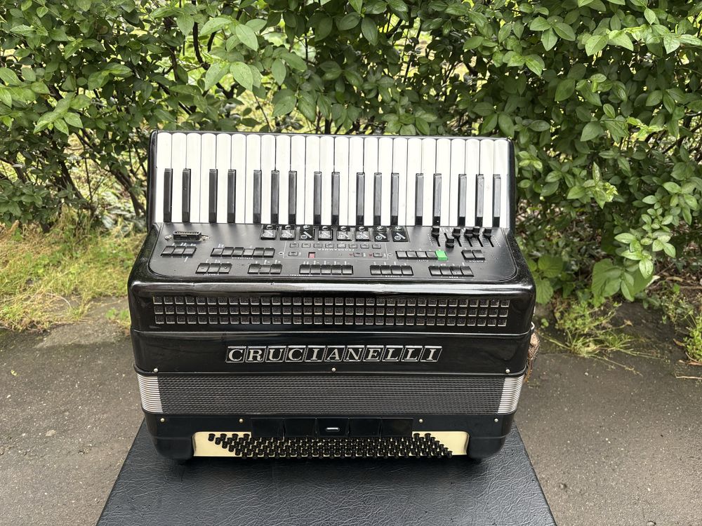 Acordeo italian Crucianelli cu 120 de basi