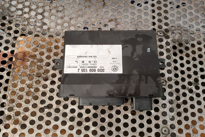 Modul inchidere centralizata 3d0909135J Volkswagen VW Touareg generatia 1 7L  [din 2002 pana  2007]