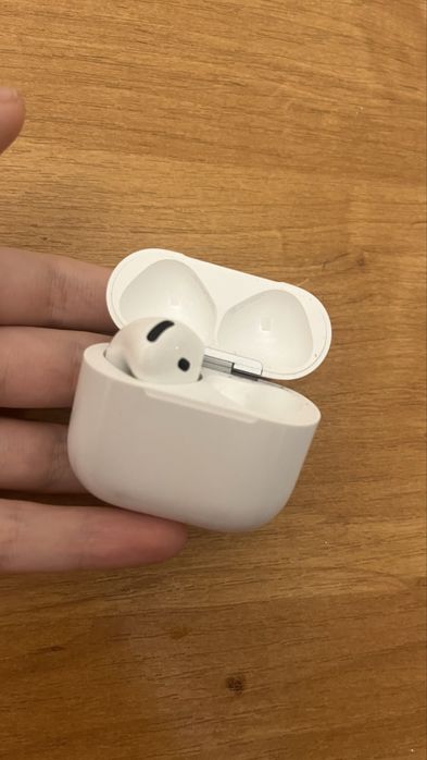 AirPods 4, 2024.