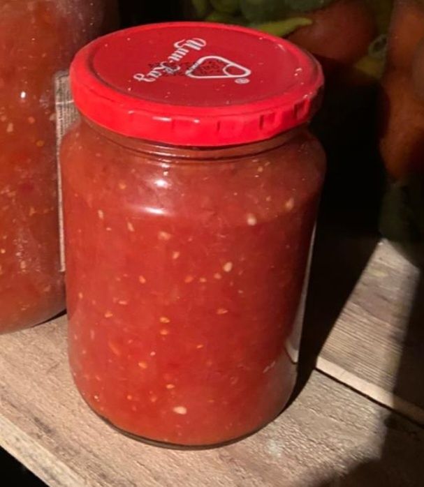 Продам домашнюю аджику, соленье огурцы, соленье  помидоры