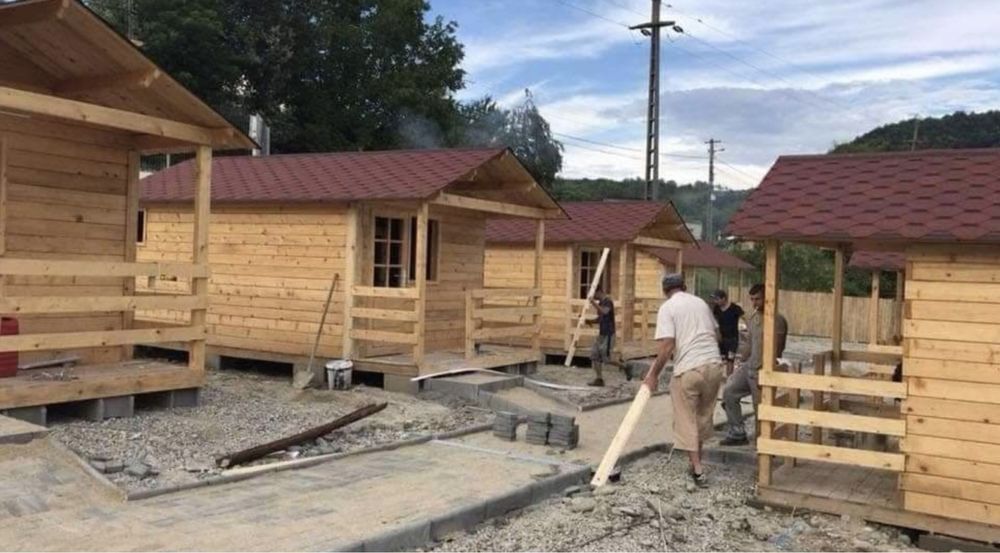 Căbănuțe din lemn si foișoare