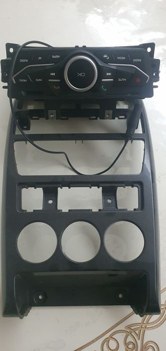 Продам штатную магнитолу с рамкой