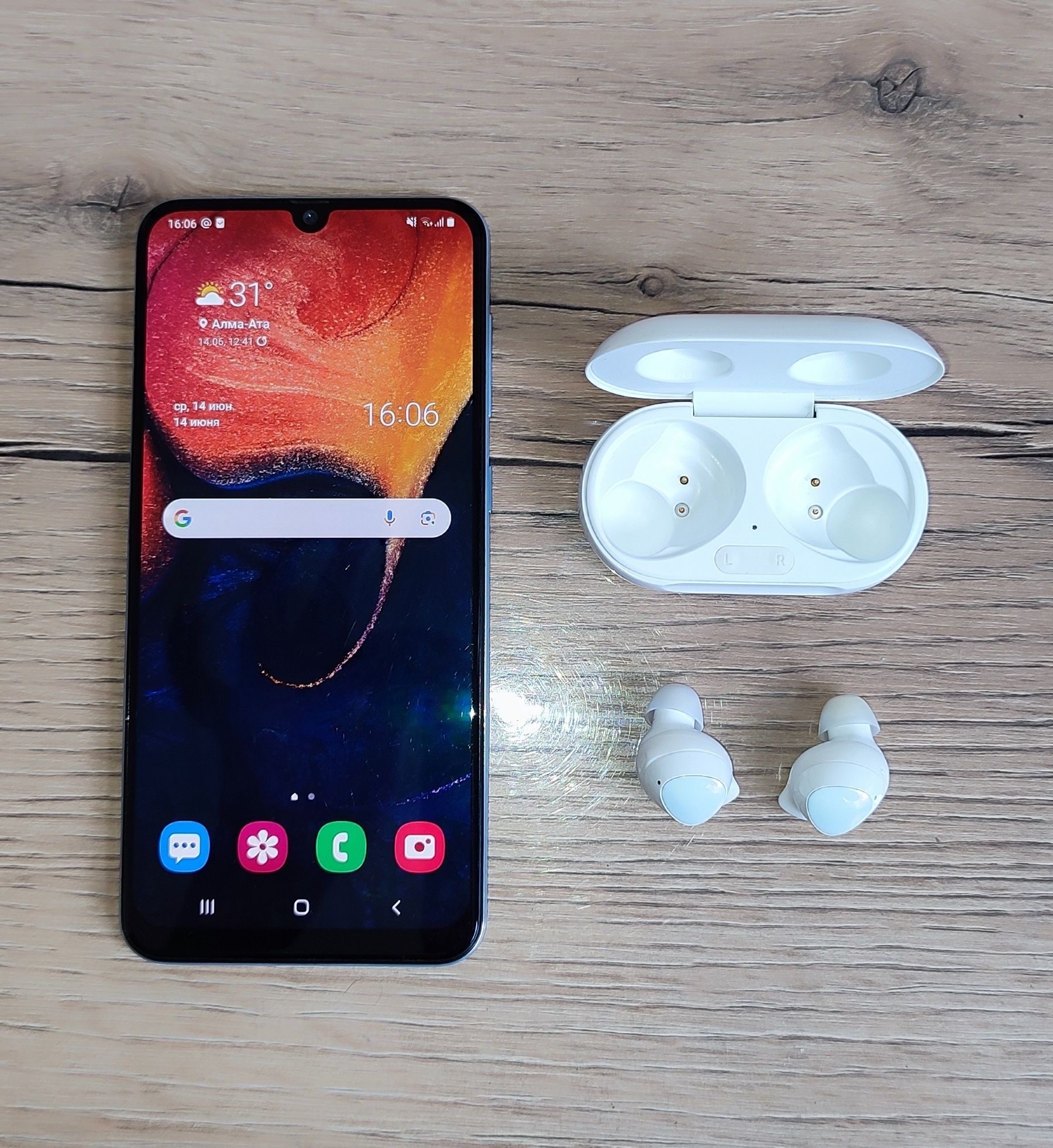 Samsung Galaxy A50 128GB White + наушники Galaxy Buds+