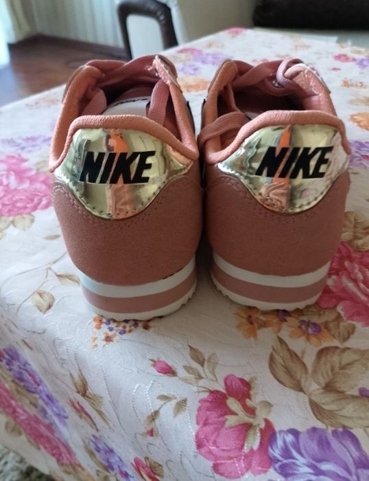 Дамски маратонки Nike.