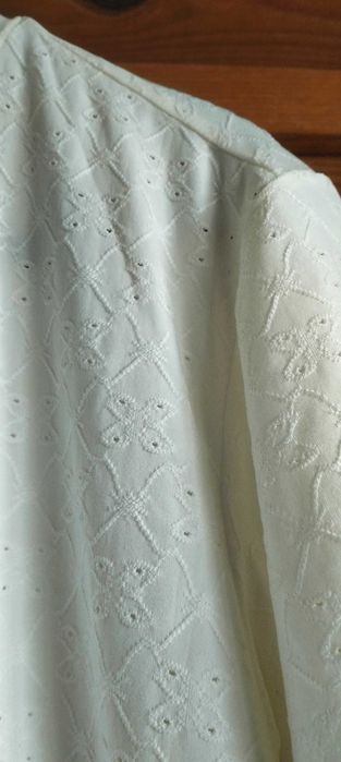 Продавам бяло -кремава рокля