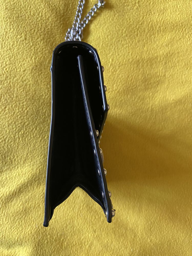 Дамска, черна, кожена чанта през рамо с нежна бродерия
