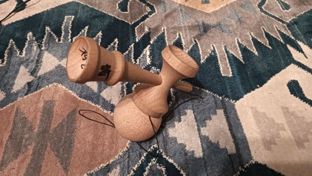 Vand kendama semnata de 3 oamen
