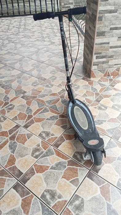 Vând trotineta electrica
