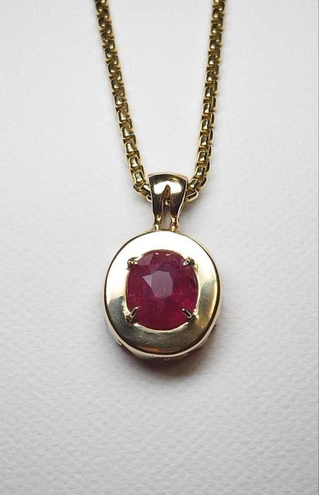 Издържан медальон с голям естествен рубин и неповторим дизайн! Уникат!