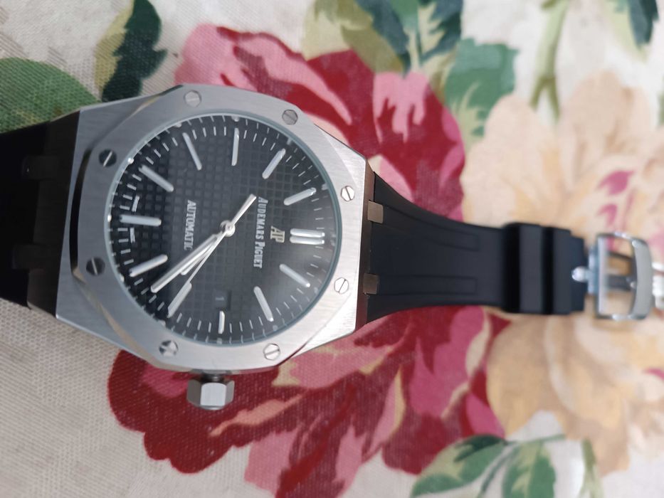 Ap ceas automatic foarte elegant și precis