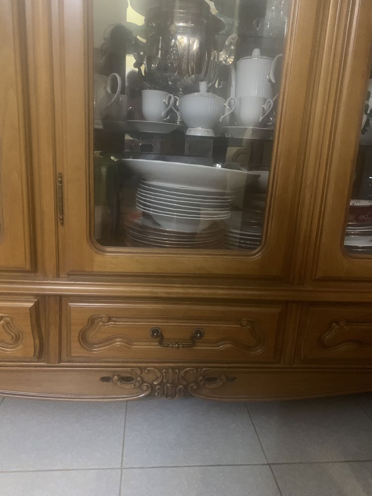 Продам шикарный румынский сервант из чистого дерева