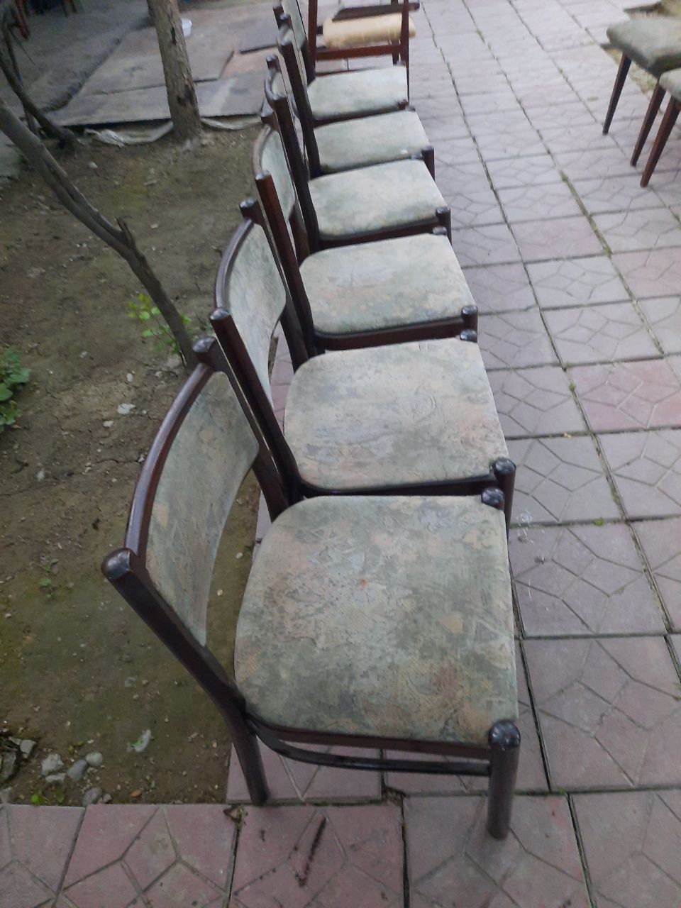 Продается комплект стульев