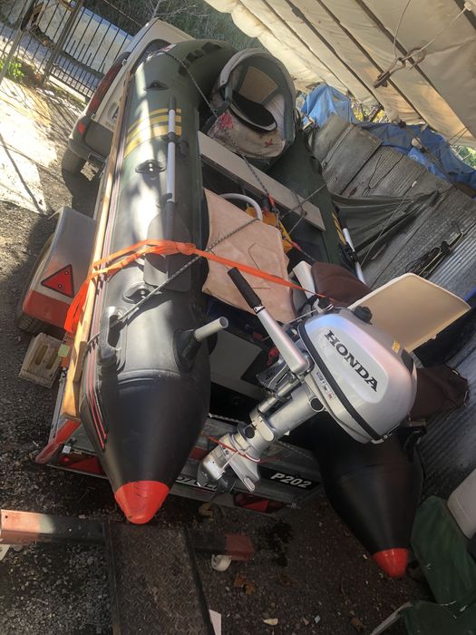 Лодка с двигател