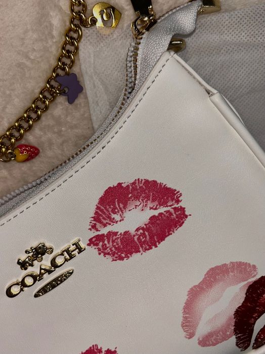 Чанта Coach бяла с целувки