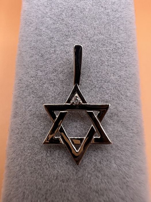 Продам золотой кулон.