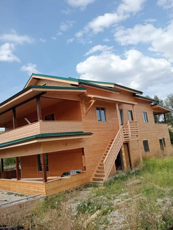 Vindem case și căsuțe de grădină,cu două dormitoare, baie, bucătărie ș
