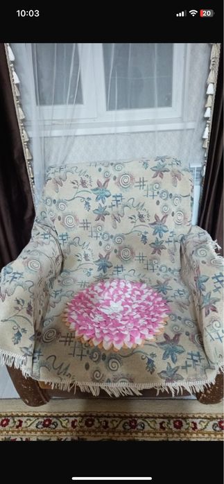 Продается уголок диван и два кресла