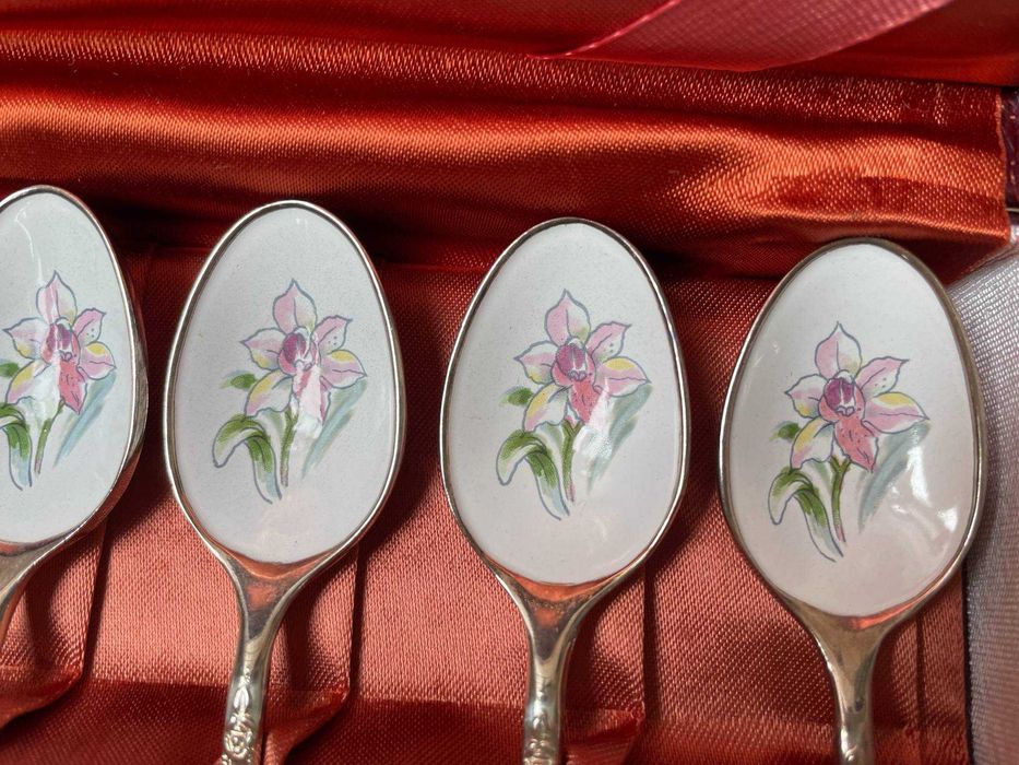 Красиви посребрени лъжички в кутия, закупени от Англия