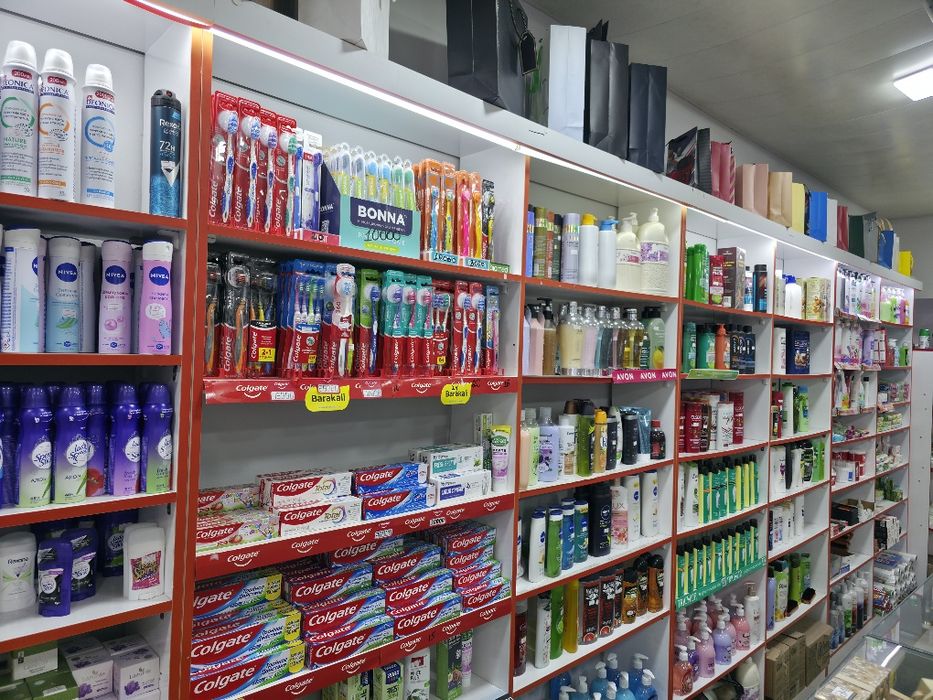 Stilyaj polka vitrina magazin uchun