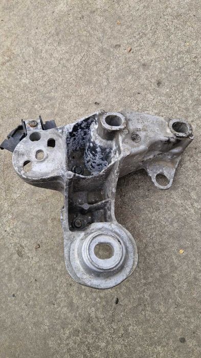 Suport bara stabilizatoare dreapta Audi A4 B7 cod 8E0 199 352 F