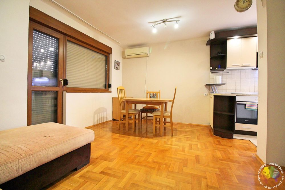 Дава се под наем Двустаен апартамент в Бургас, Център - 60 кв.м за 408 € - Снимка #2