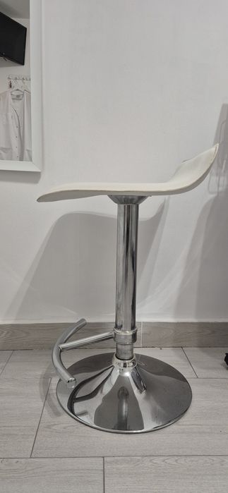 Vand 3 scaune cu picior rotative