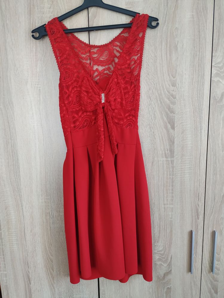 Кокетна червена рокля