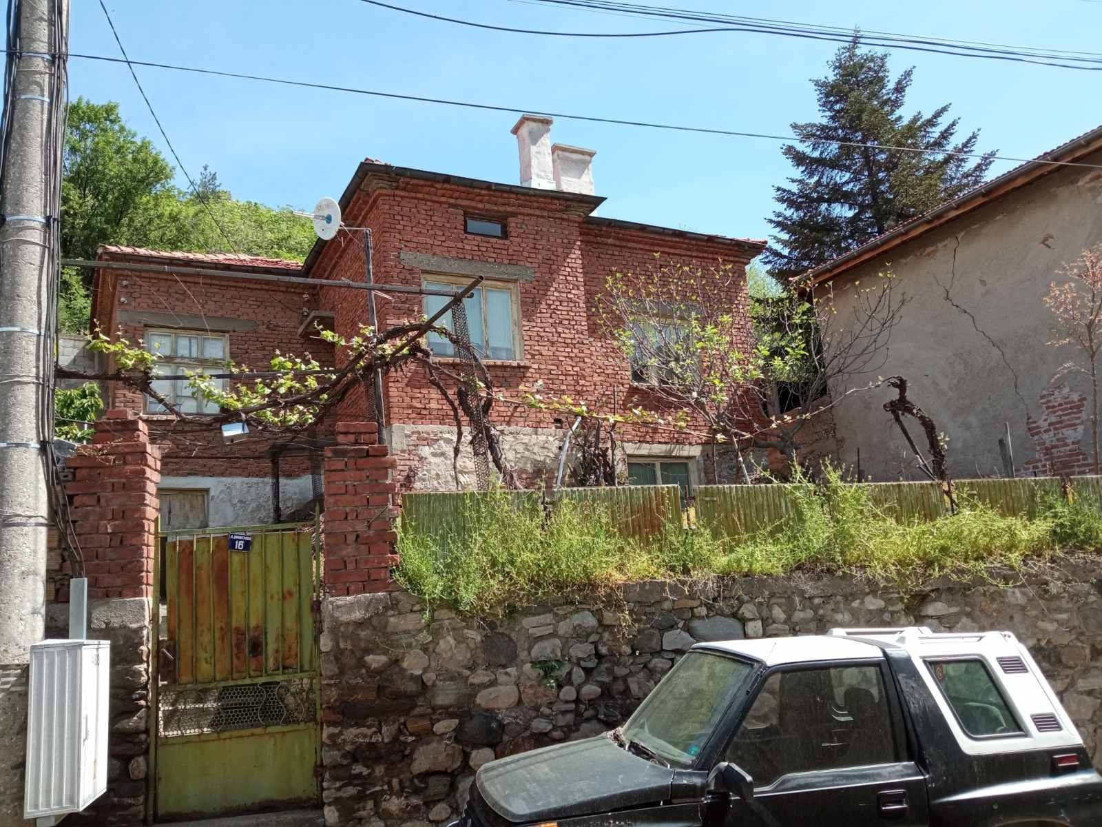 Двуетажна къща в село Брестовица
